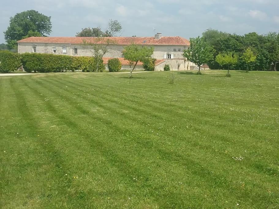 Maison Charentaise A La Campagne Bécheresse エクステリア 写真